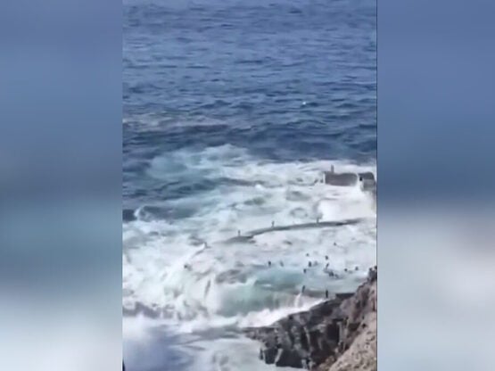 Τενερίφη: Γιγαντιαίο κύμα παρασύρει τέσσ...