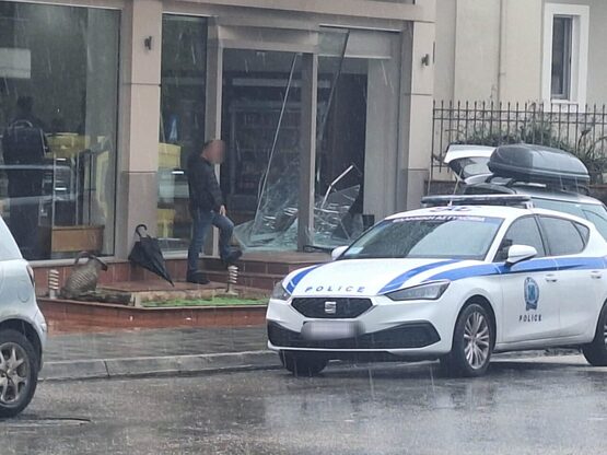 Αυτοκίνητο έπεσε πάνω σε τζαμαρία φούρνο...