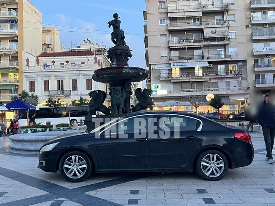 Αδιανόητο.... παρκάρισμα στην πλατεία Γε...