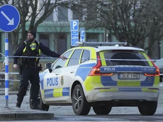 Συναγερμός στη Στοκχόλμη: Λεωφορείο έπεσ...