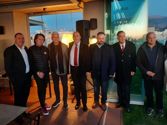 Ο Φωκίων Ζαΐμης δίπλα στους φυσικοθεραπευτές 