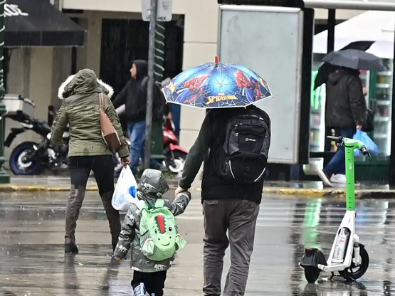 Καιρός: Σφυροκόπημα με ισχυρές καταιγίδε...