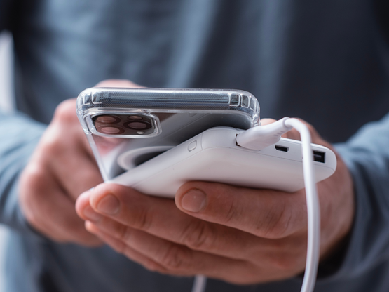 Γιατί τα κινητά δεν πωλούνται πια με φορτιστή