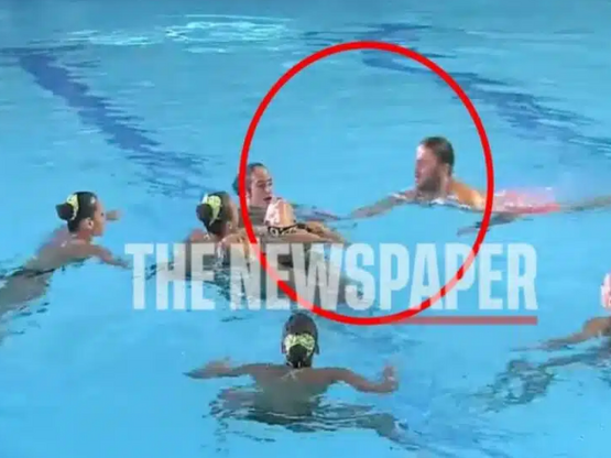 Βόλος: Η στιγμή που ναυαγοσώστης πέφτει ...