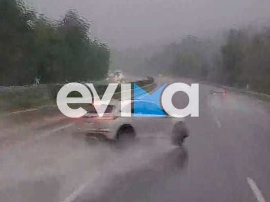 Η στιγμή που οδηγός χάνει τον έλεγχο εν ...