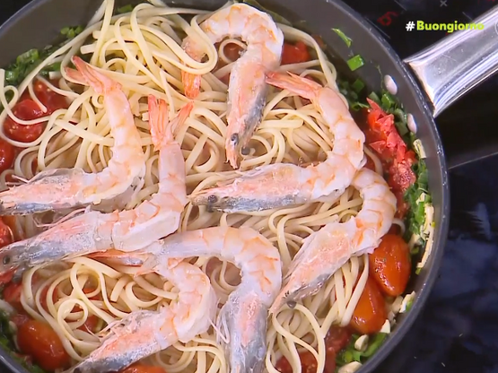 Συνταγή για γαριδομακαρονάδα με ούζο και μάραθο 