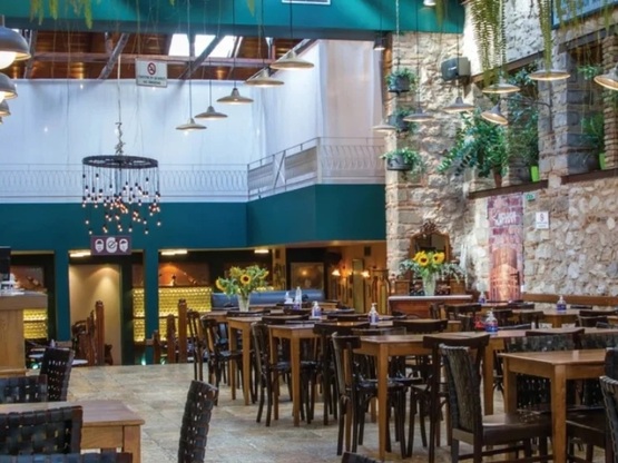 Ρεβεγιόν Πρωτοχρονιάς με όμορφες μουσικέ...