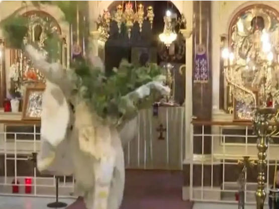 Πάσχα στη Χίο: Ο «ιπτάμενος» ιερέας έκλε...