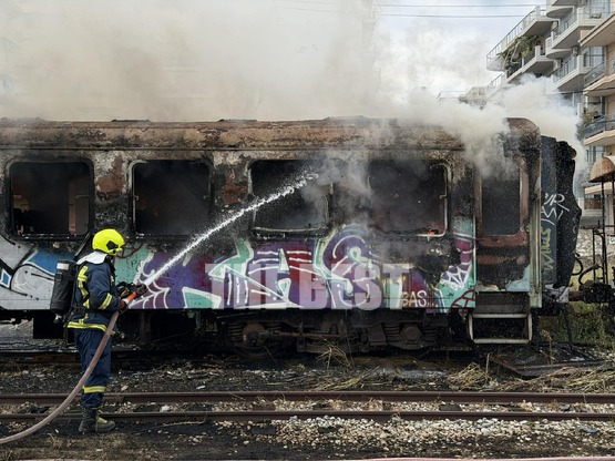 Πάτρα: Φωτιά μαίνεται στο παλιό αμαξοστά...