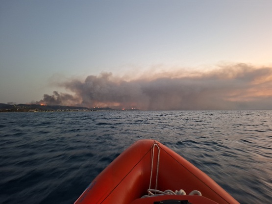 Στη μάχη με τη φωτιά και ο Ιστιοπλοϊκός ...