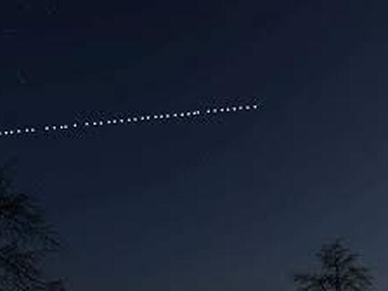 Η SpaceX του Μασκ κατεβάζει τους δορυφόρ...