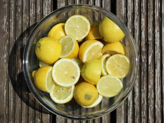 Λεμόνια: 6 τρόποι χρήσης τους στον καθαρ...