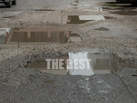 Μεγάλες λακκούβες μπροστά από δημοτικό σ...