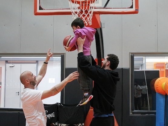 Ο Απόλλων Πατρών στηρίζει τα παιδιά με α...