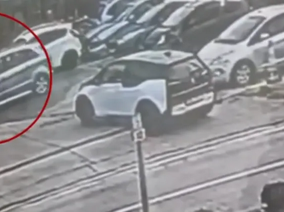 Βριλήσσσια: Η στιγμή που ο άνδρας παρασύ...