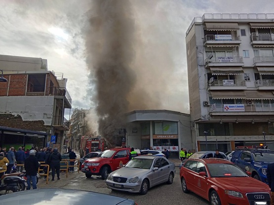 Αγρίνιο: Φωτιά σε κατάστημα στο κέντρο τ...