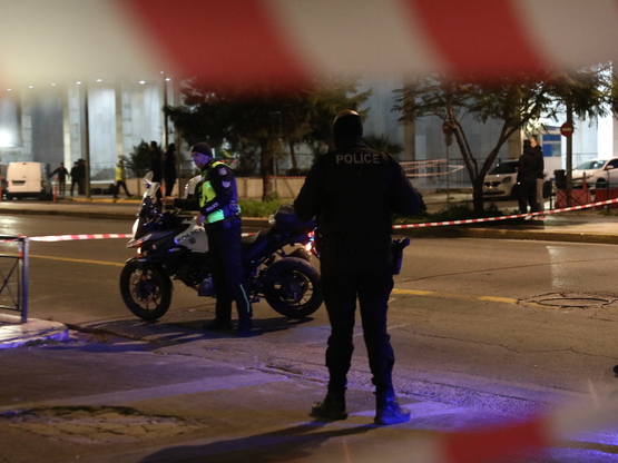 Η στιγμή που ο 48χρονος εμφανίστηκε με ε...