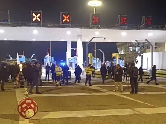 Πάτρα: Οι αγρότες σήκωσαν τις μπάρες των...