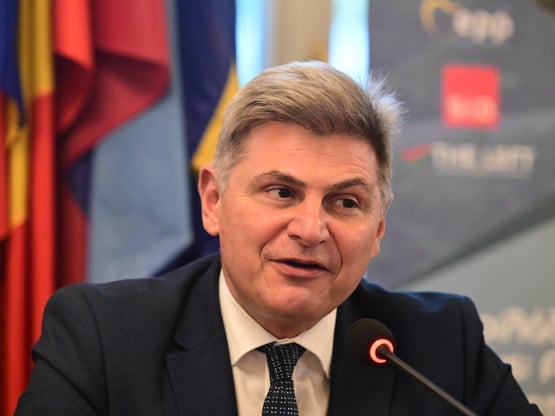 Φαραντούρης: Δεν παραδίδει την έδρα -«Αν...