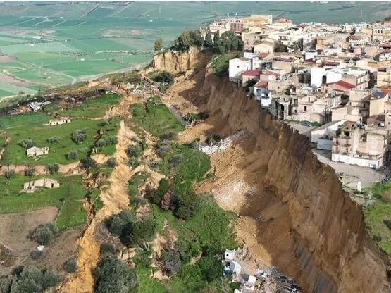 Σικελία: Πόλη στο χείλος του γκρεμού μετ...