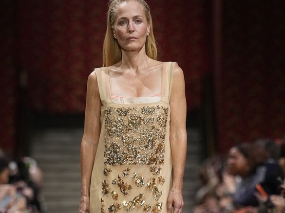 Miu Miu catwalk: Το σύνθημα «Όχι μόνο νε...