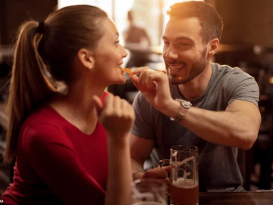 Οι άνθρωποι σε σχέσεις είναι πιθανότερο ...