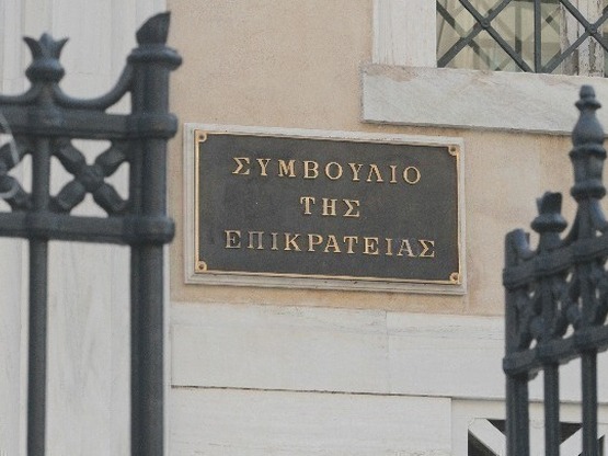 ΣτΕ: Τα ομόφυλα ζευγάρια μπορούν να υιοθ...