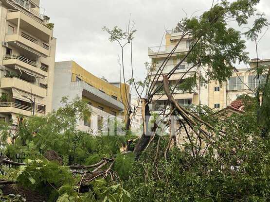 «Μicroburst»: Το φαινόμενο που "πήρ...