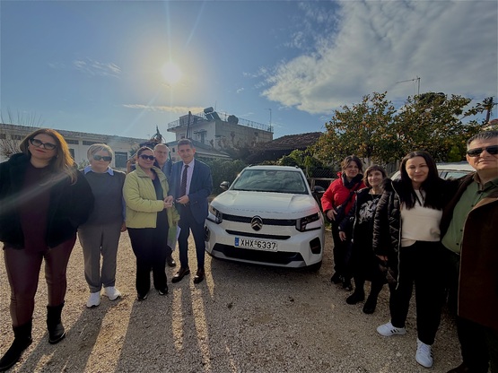 Δύο νέα οχήματα παραδόθηκαν στους εργαζό...