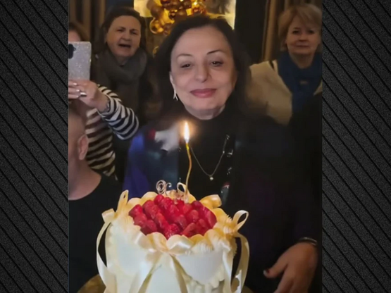 Η Χάρις Αλεξίου έγινε 75: Η τούρτα, το τ...