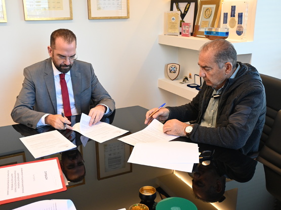 Υπογράφτηκε η σύμβαση για την ανακαίνιση...