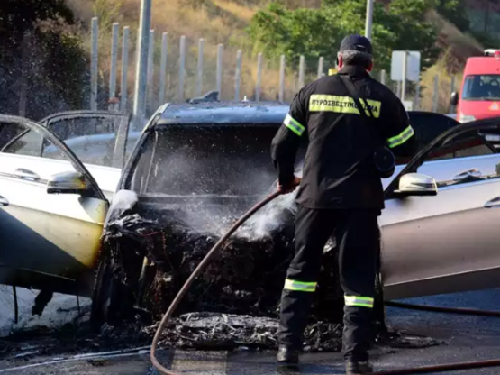 Αυτοκίνητο έπιασε φωτιά εν κινήσει - Πρό...