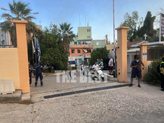 Πάτρα: Ανεξέλεγκτες οι φλόγες- Διώχνουν ...