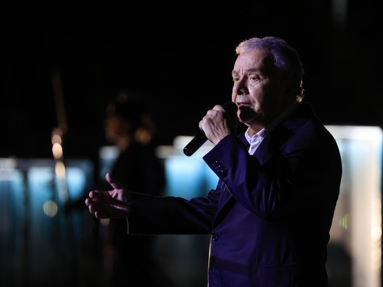 Δεν αποσύρεται από το τραγούδι ο Μανώλης Μητσιάς 