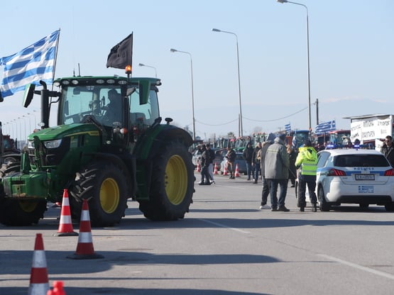 Αγρότες: Έκλεισαν επ’ αόριστον την Εθνικ...