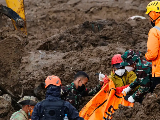 Ινδονησία: 34 νεκροί από κατολισθήσεις, ...