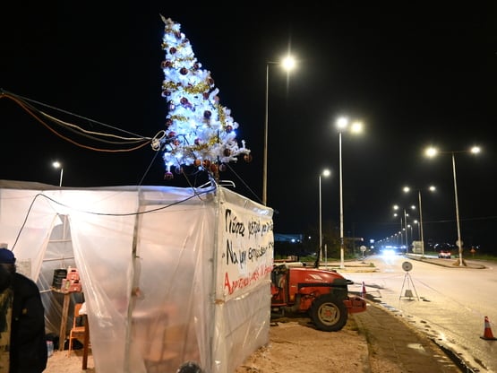 Στα μπλόκα οι αγρότες και την Πρωτοχρονι...