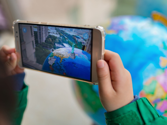 Ανήλικοι και social media: Οι αλλαγές πο...