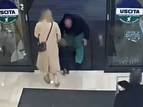 Ιταλία: Άνδρας επιχείρησε να αρπάξει κορ...