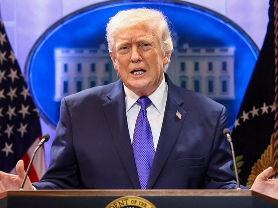 Ο Τραμπ αυξάνει στο 15% τους δασμούς σε ...