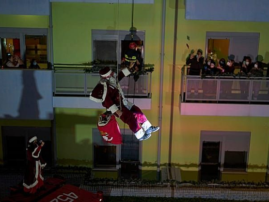 Οι «ιπτάμενοι Αγιοβασίληδες» μοίρασαν δ...