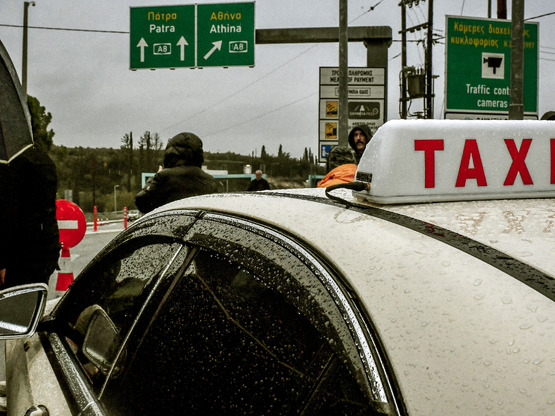 Κιάτο: Οδηγοί Taxi έφτασαν στο μπλόκο κα...
