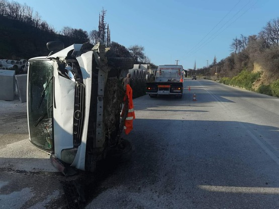  Βανάκι ανετράπη στη ΒΙΠΕ Πατρών - ΦΩΤΟ  