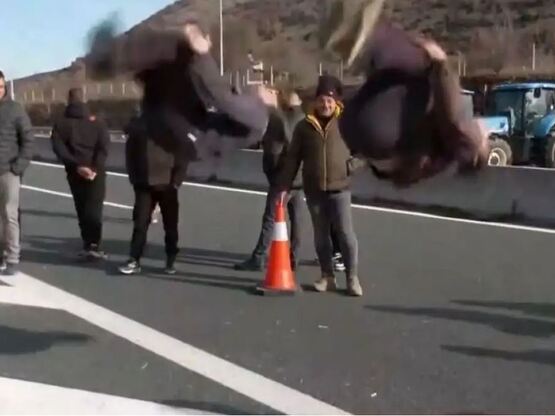 On air ακροβατικά νεαρών στο μπλόκο της ...