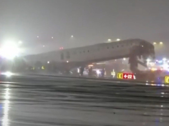 Η στιγμή της σύγκρουσης του αεροσκάφους ...