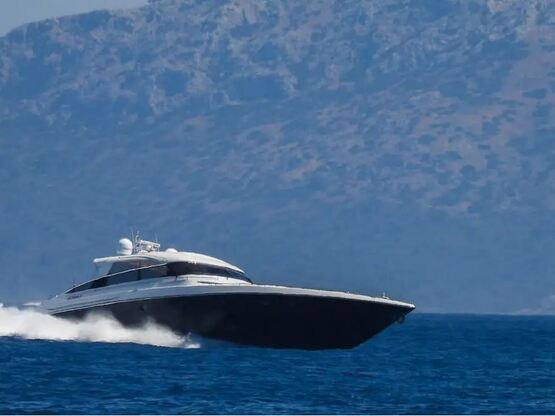 Θαλαμηγός με 7 επιβαίνοντες «έμπαζε» νερ...