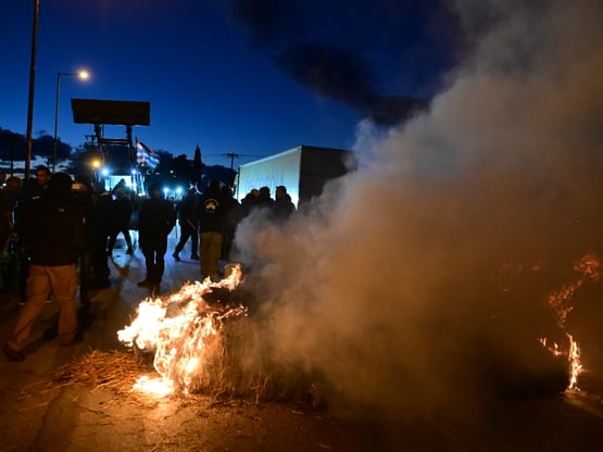 Ένταση στο μπλόκο των αγροτών στη Θήβα -...
