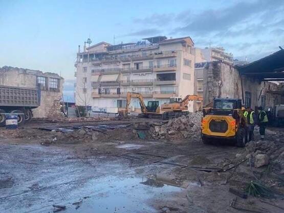 Πάτρα: Κατεδαφίστηκε το παλιό αμαξοστάσι...