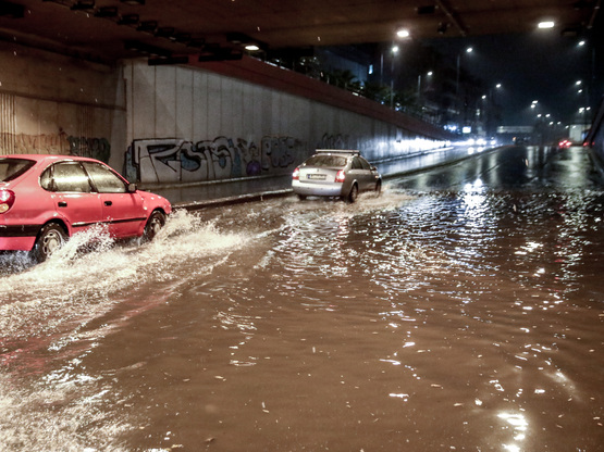 Η κακοκαιρία σφυροκοπά την Αττική: Μήνυμ...