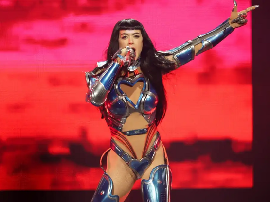 Κέιτι Πέρι: Προσευχή επί σκηνής για θαυμ...